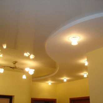Combinação de tecto falso e placa de gesso