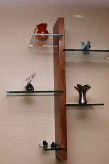 Oturma odasında dekoratif objeler için küçük raflar