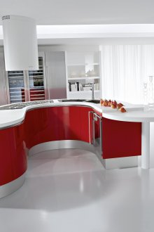Kırmızı bir ultramodern set ile beyaz yüksek teknoloji mutfak