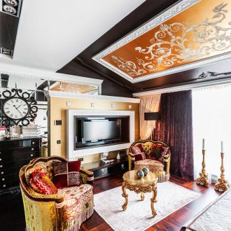 Couleurs noir, blanc et or à l'intérieur du salon