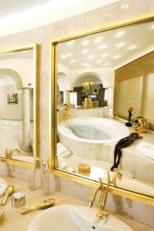 Détails intérieurs de la salle de bain dorée