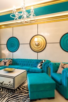 La combinaison des couleurs turquoise et or dans le salon