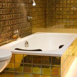 Carreaux dorés dans la salle de bain