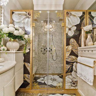 Éléments dorés à l'intérieur de la salle de bain