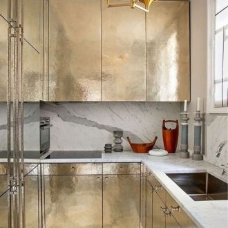 Façade dorée dans la cuisine dans le style du minimalisme