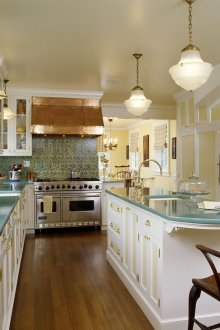 Accents dorés à l'intérieur de la cuisine avec l'île